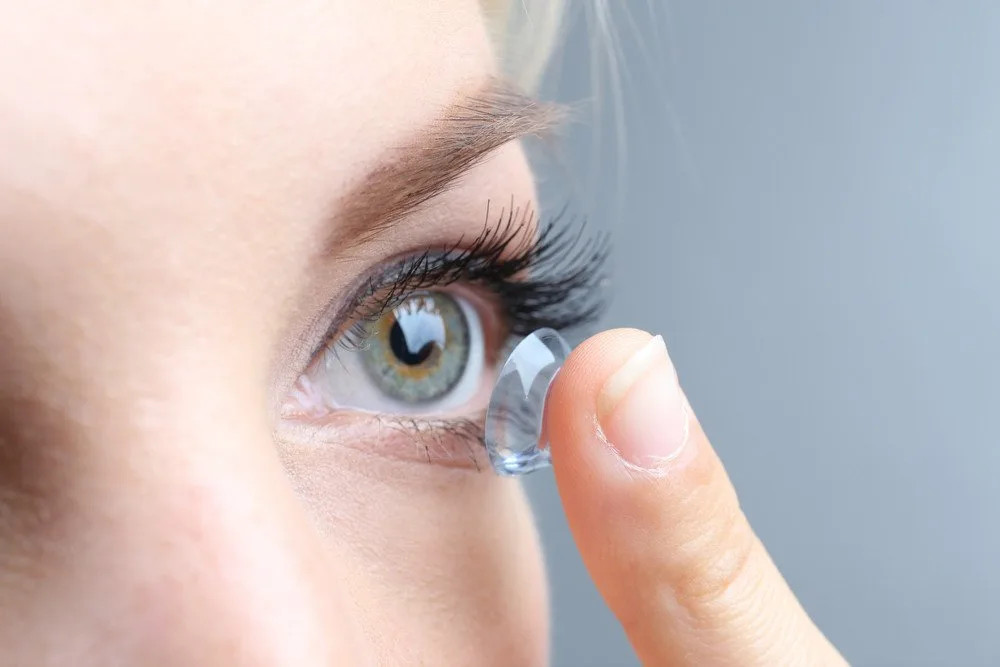 5 Healthy Makeup Habits for Contact Lens Wearers