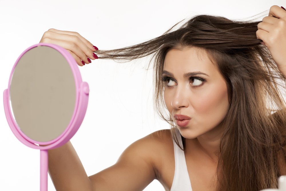 4 Signs Your Hair is Weak and How to Solve It