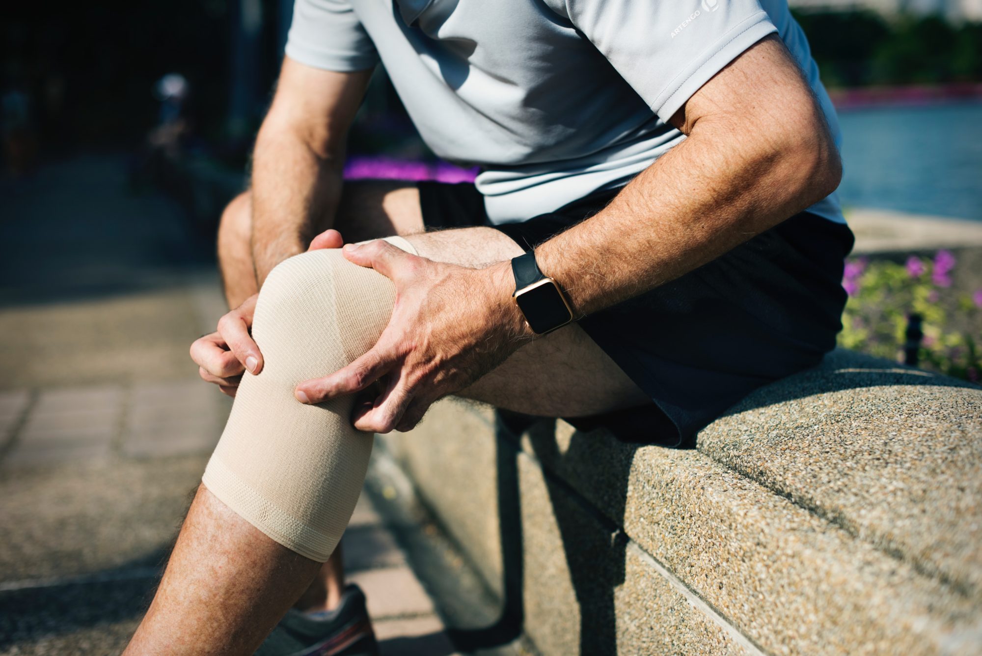 How to aid your parents to cope with a knee injury?