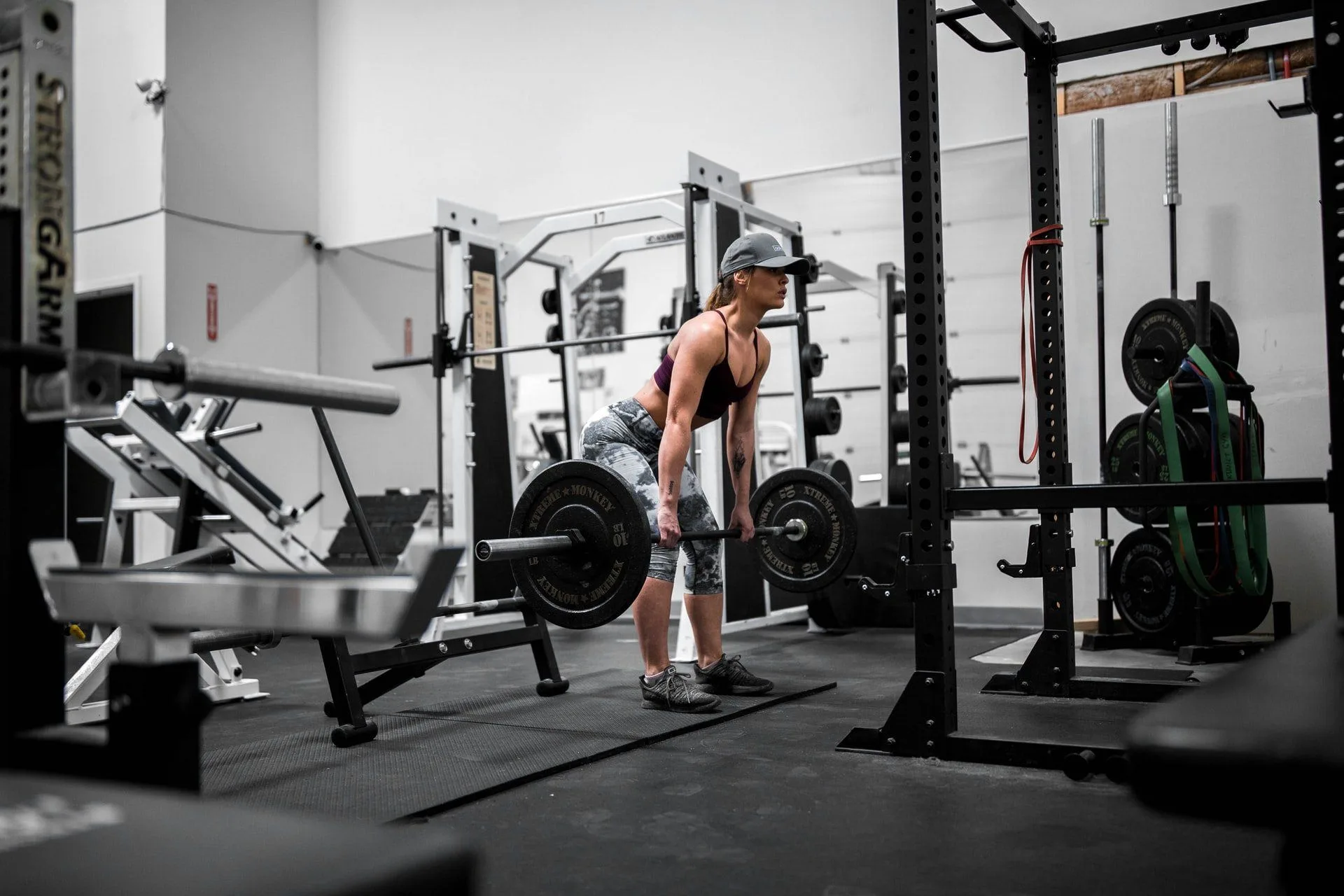 9 Reasons You Get Knee Pain Deadlifting (& How To Fix It)