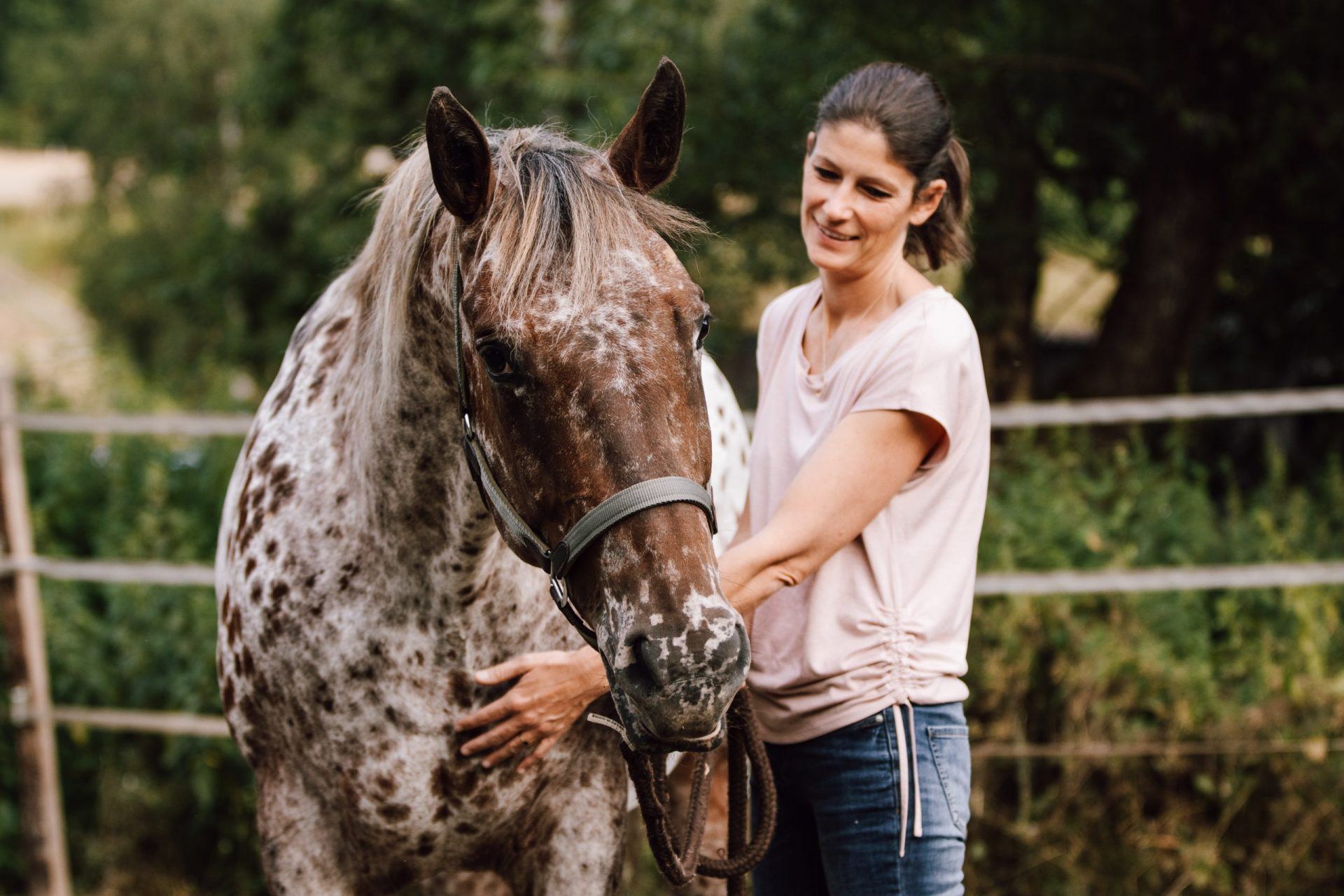 An Equine Therapist’s Intuitive Gift for Healing Horses in Need