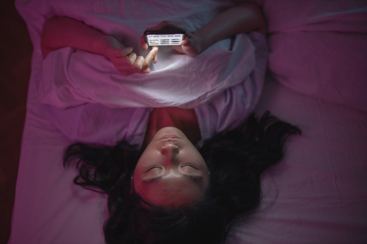 An Hour of Screen Time Before Bed Keeps Sleep Away, Study Finds